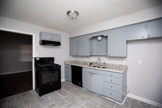 9110 Woodford Dr in Little Rock, AR - Building Photo - Building Photo