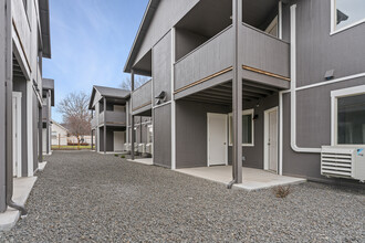 942 NE Spitzenburg St in College Place, WA - Foto de edificio - Building Photo
