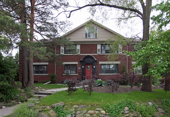 2525 Bloor St W in Toronto, ON - Building Photo - Primary Photo