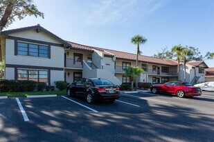 5630 Golf Pointe Dr in Sarasota, FL - Building Photo