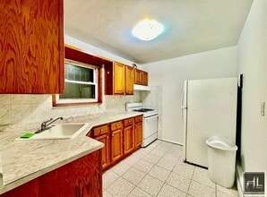 2 bedroom apartment available near the R line in Queens, NY - Building Photo - Building Photo