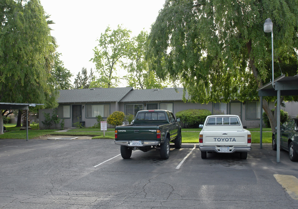 Ashlan Village in Fresno, CA - Building Photo