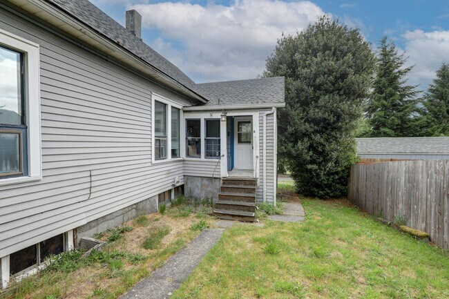 140 S Cambrian Ave in Bremerton, WA - Building Photo - Building Photo