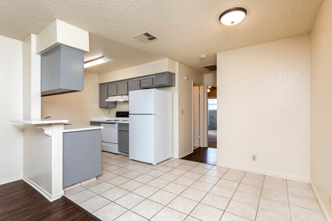 Minnewawa Apartments in Clovis, CA - Building Photo - Interior Photo