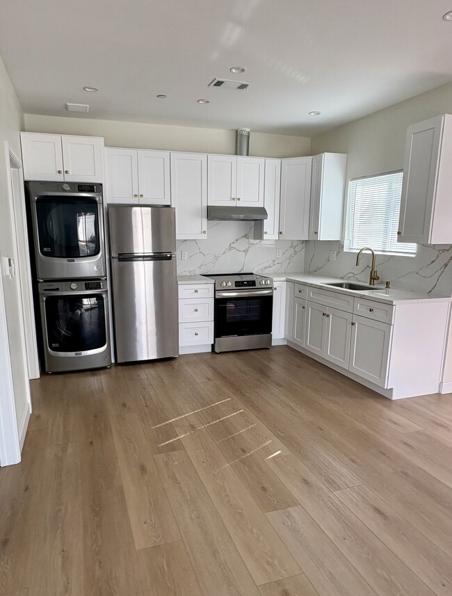 15857 Stare St in North Hills, CA - Foto de edificio - Building Photo