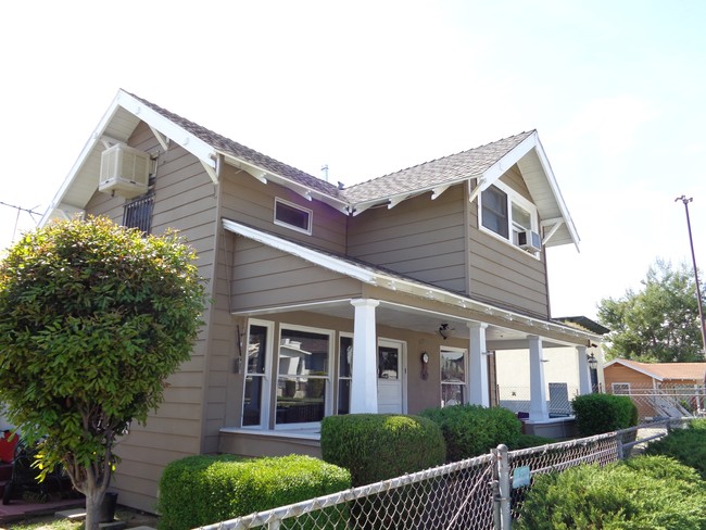 765 Holt Blvd in Ontario, CA - Foto de edificio - Building Photo