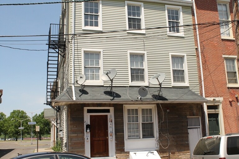 21 E Union St in Burlington City, NJ - Foto de edificio