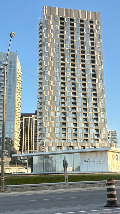 498 Caldari Rd in Vaughan, ON - Building Photo