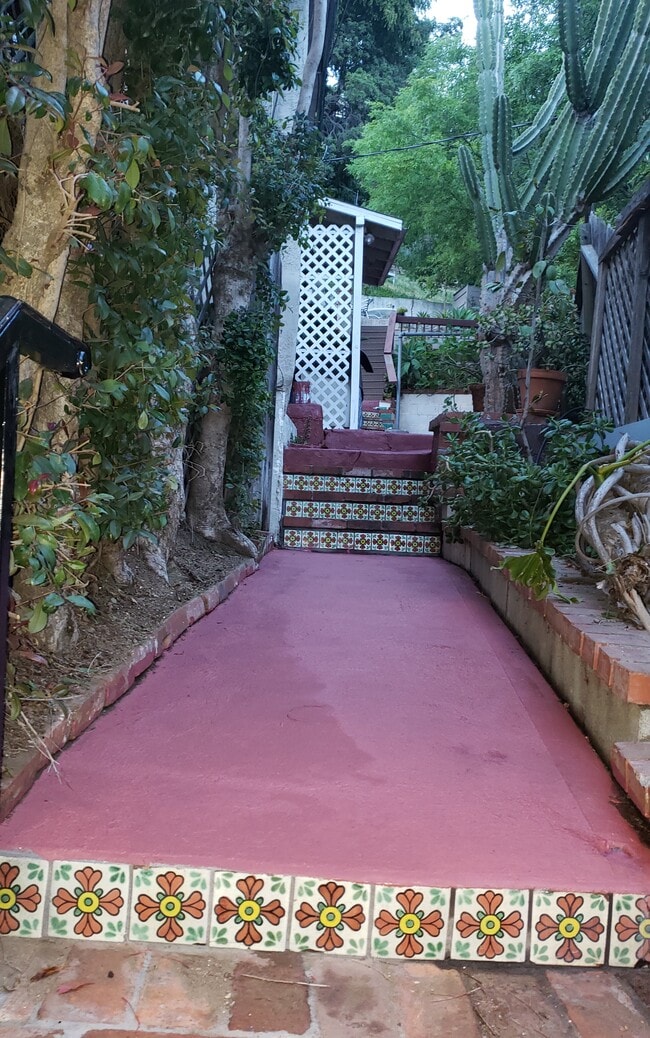 8465 Kirkwood Dr in Los Angeles, CA - Building Photo - Building Photo