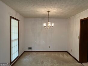 380 Hidden Valley Dr SE in Conyers, GA - Foto de edificio - Building Photo