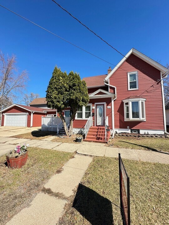 406 Tay St in Rockford, IL - Building Photo