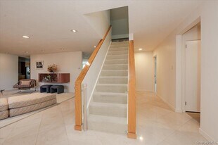 20 Whitman Rd in Great Neck, NY - Building Photo