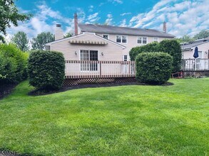 63 Primrose Ln in Paramus, NJ - Foto de edificio - Building Photo