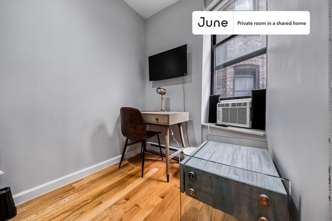Private bedroom in 3 bed/1 bath Home in New York, NY - Building Photo - Building Photo