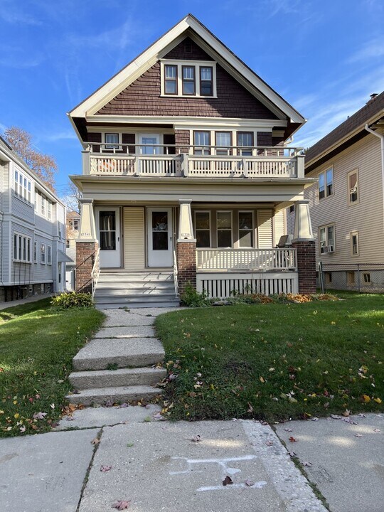 3338 N Oakland Ave in Milwaukee, WI - Building Photo