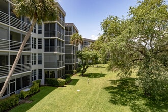Palm-Aire Oaks Lane Building 68 in Pompano Beach, FL - Building Photo - Building Photo