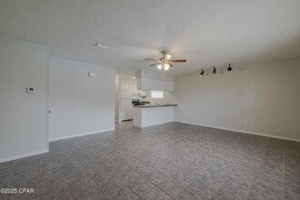 7813 N Lagoon Dr in Panama City Beach, FL - Building Photo - Building Photo