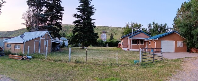 106 Henrietta St in Raynesford, MT - Building Photo - Building Photo