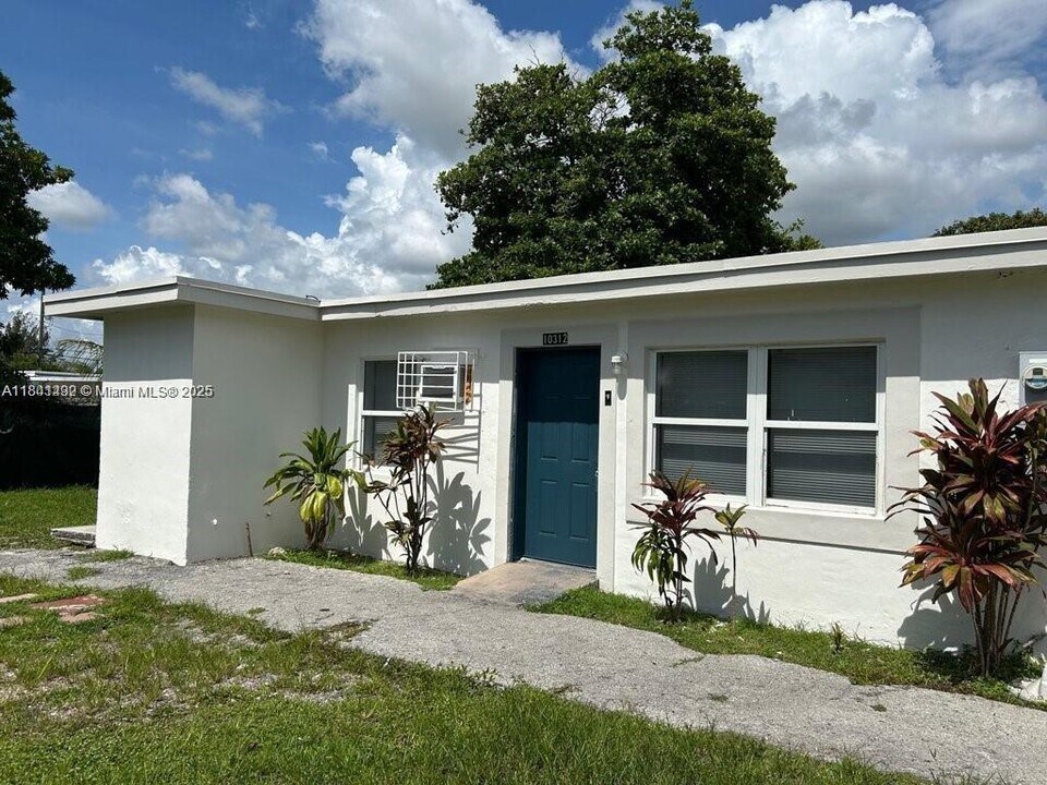 10310 SW 175th St in Miami, FL - Building Photo