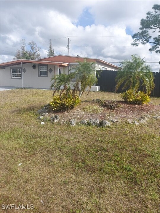 124 Apache St in Lehigh Acres, FL - Building Photo