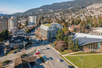 2235 Marine Dr in West Vancouver, BC - Building Photo - Building Photo