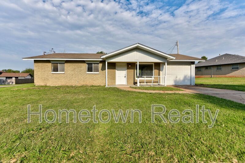 2401 Piccadilly Cir in Moore, OK - Building Photo
