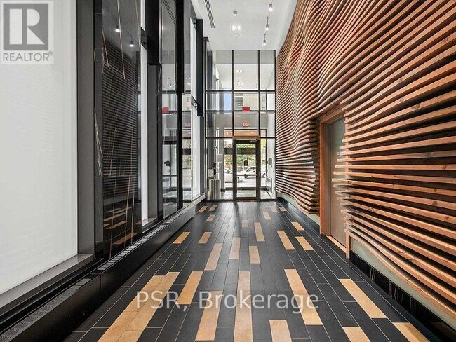 111 Bathurst St in Toronto, ON - Building Photo - Building Photo