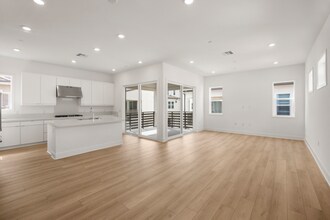 124 Tiffin in Irvine, CA - Building Photo - Building Photo