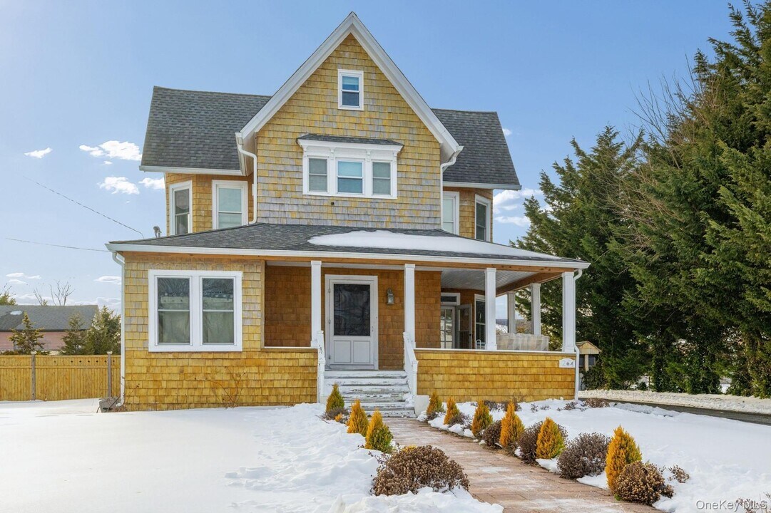 264 S Ocean Ave in Patchogue, NY - Building Photo