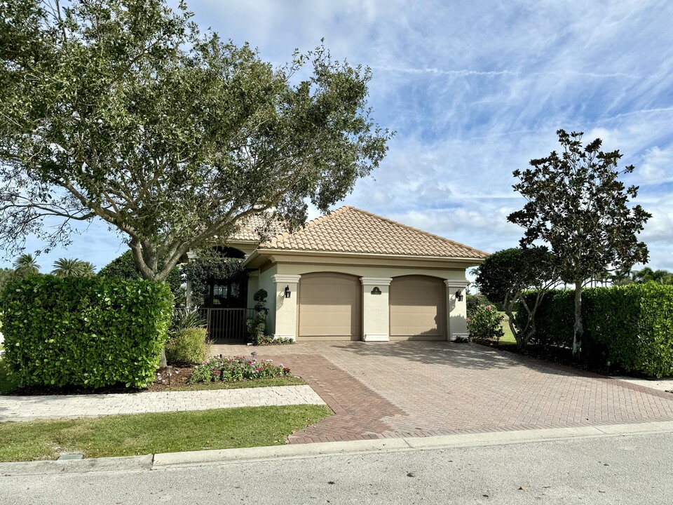 102 SE Rio Palermo in Port St. Lucie, FL - Building Photo