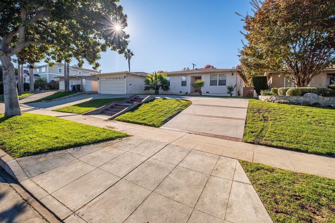 7121 Arizona Ave in Los Angeles, CA - Building Photo