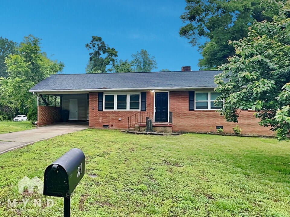 831 Spring St in Gastonia, NC - Building Photo