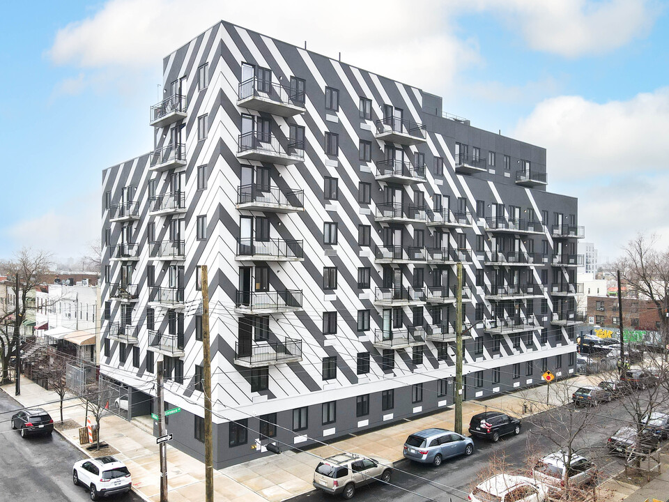 820 Glenmore Ave in Brooklyn, NY - Building Photo