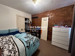 8 Mead St, Unit 1A in Boston, MA - Building Photo - Building Photo