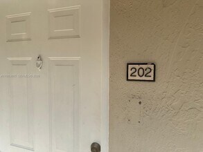 6115 NW 186th St in Hialeah, FL - Building Photo - Building Photo