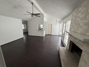 2206 Round Lake Dr in Houston, TX - Building Photo - Building Photo