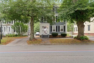 692 Hope St in Bristol, RI - Building Photo