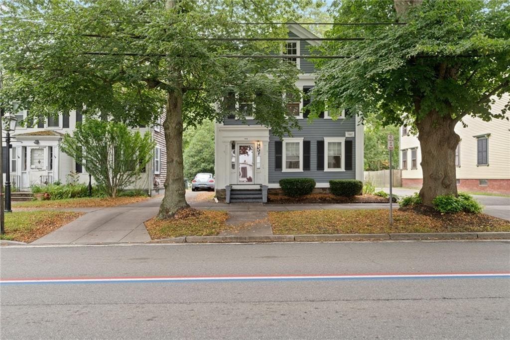 692 Hope St in Bristol, RI - Building Photo