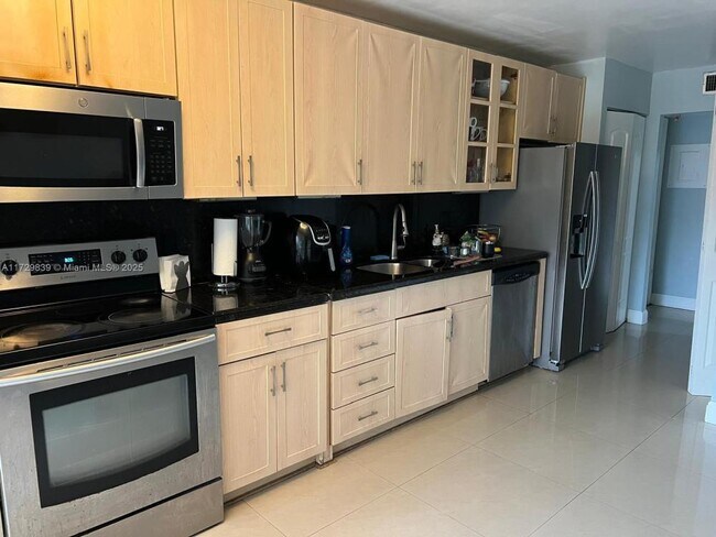 900 NE 195th St in Miami, FL - Building Photo - Building Photo