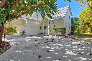 1120 Sandpiper St in Naples, FL - Building Photo