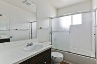 Villa Marina Apartments in Alameda, CA - Building Photo - Building Photo