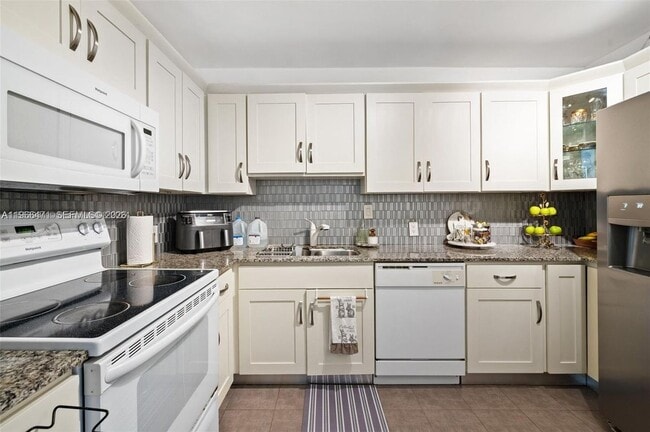 100 Bayview Dr in Sunny Isles Beach, FL - Building Photo - Building Photo