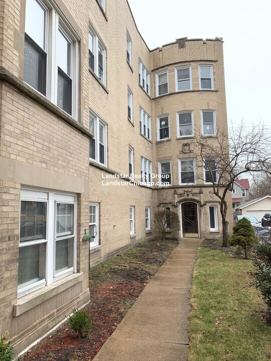 1936 W Estes Ave in Chicago, IL - Building Photo