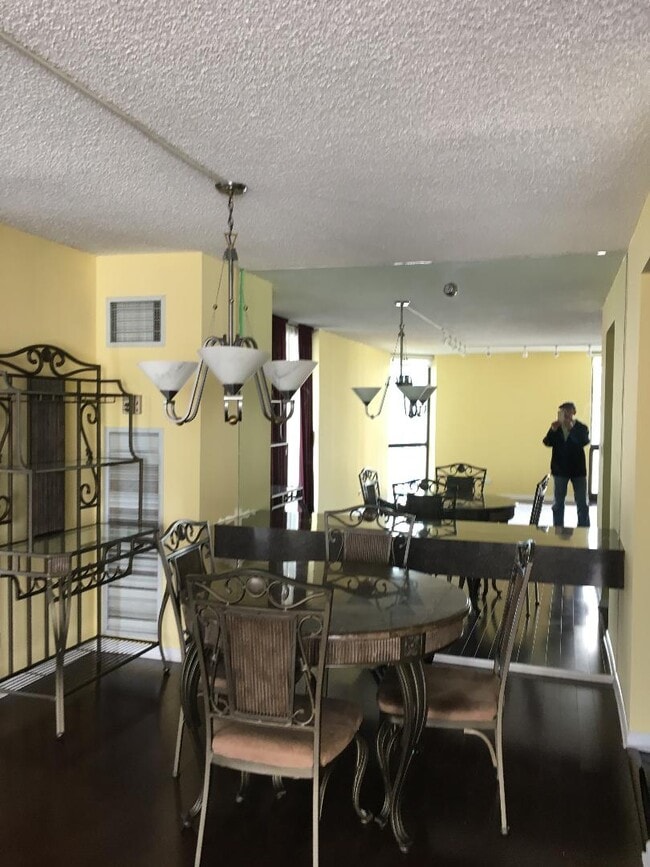 70 Huron W St, Unit 1101 in Chicago, IL - Foto de edificio - Building Photo