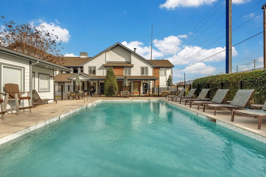 Vivo Living Charlotte (Tryon) in Charlotte, NC - Building Photo