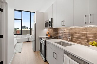 1011 W Gladys Ave in Chicago, IL - Building Photo - Building Photo