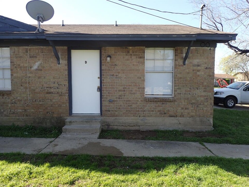 219 Pine Meadow Dr-Unit -D in Kennedale, TX - Building Photo