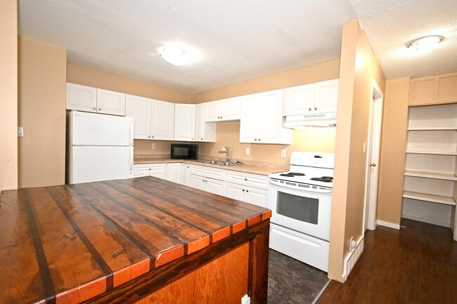 property at 2428 Oak St