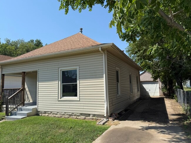 722 E 7th Ave in Hutchinson, KS - Foto de edificio - Building Photo