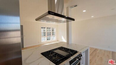 835 S Sherbourne Dr in Los Angeles, CA - Building Photo - Building Photo